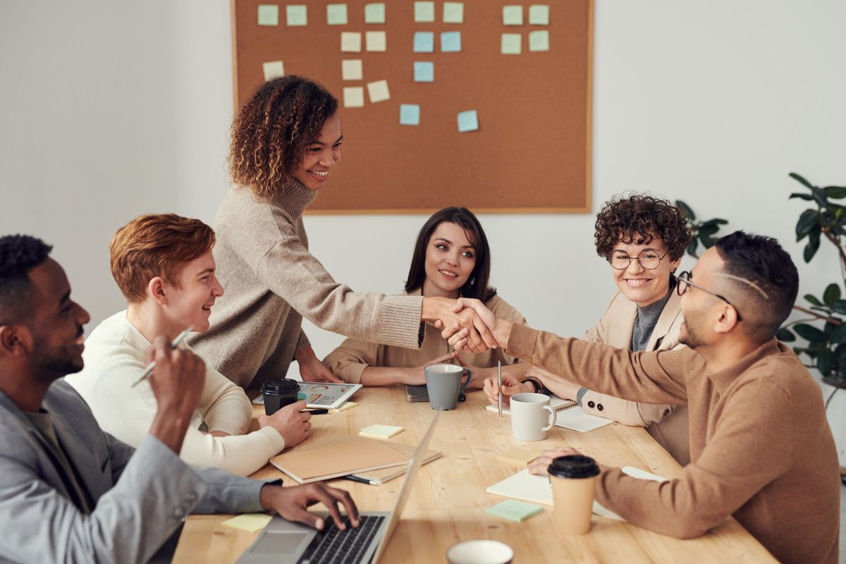 Des professionnels collaborent autour d’un projet