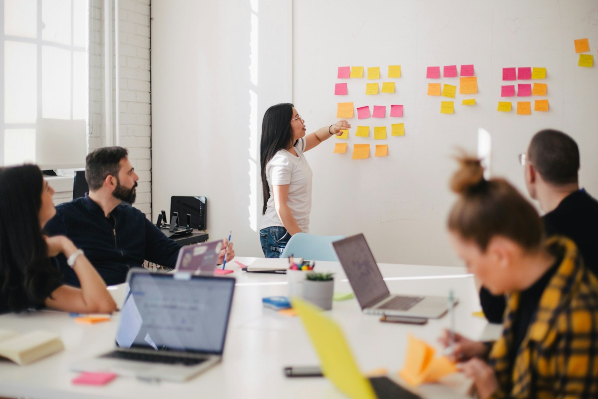 Une équipe élabore sa stratégie et analyse ses résultats